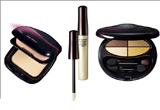 Castiga un un set Shiseido, alcatuit din gloss, pudra si fard de pleoape