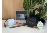 Castiga 10 premii, fiecare conținand: o boxa bluetooth JBL Go 2, caști bluetooth, USB hub, pix și breloc