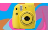 Castiga o camera foto Instax sau un set de caști