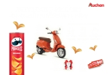 Castiga un scuter legendar Vespa, vouchere Auchan sau cutii cu surprize
