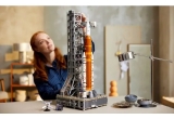 Castiga setul LEGO Icons Sistemul de lansare spațiala Artemis al NASA